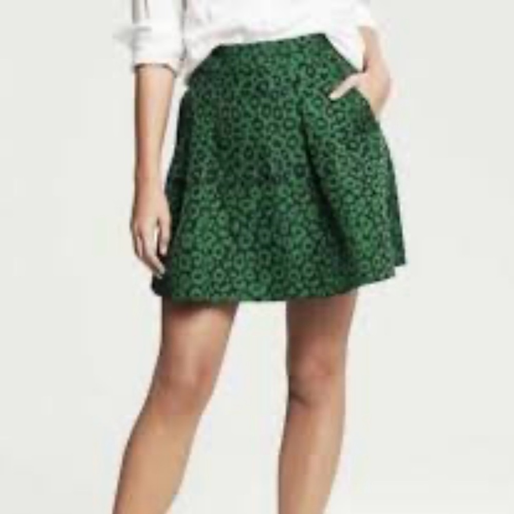 Banana Republic Women's Green and Black Skirt Size: 8 Color :Green/ Black print